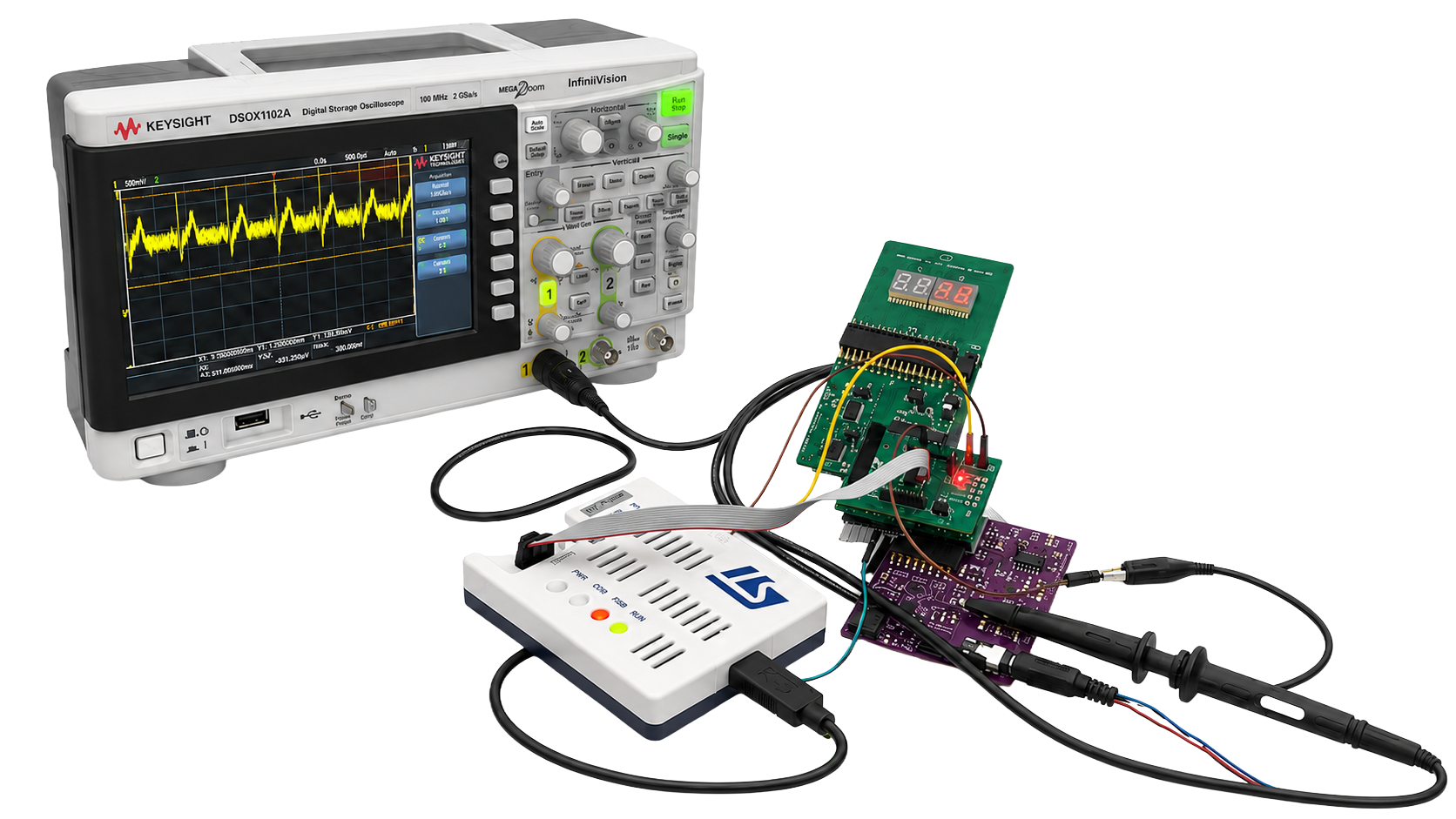 Système ECG complet en fonctionnement : oscilloscope, carte de traitement et afficheur BPM