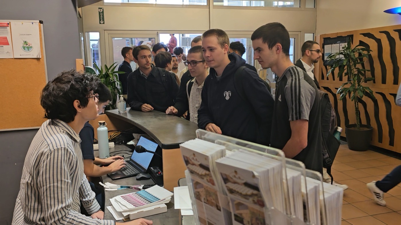 Accueil des étudiants à l'entrée du forum