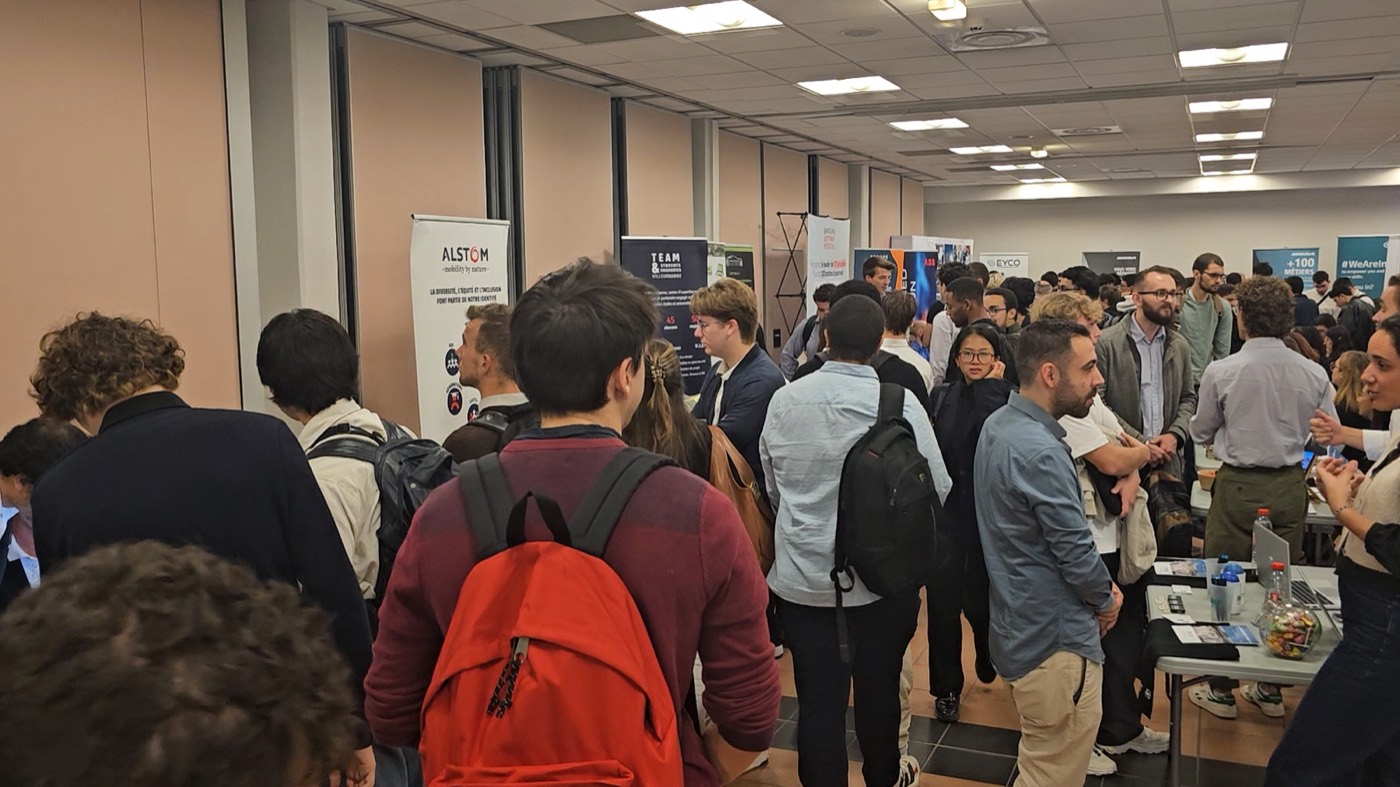 Affluence dans les allées du forum le jour J